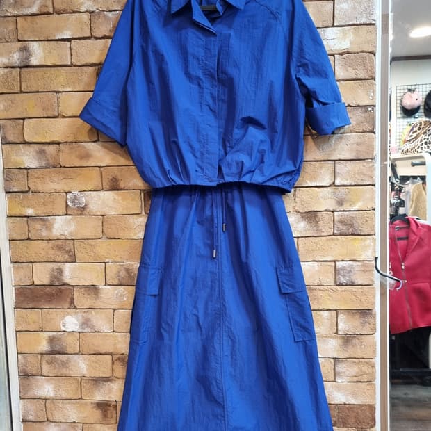  블루 색상의 셔츠와 스커트 세트