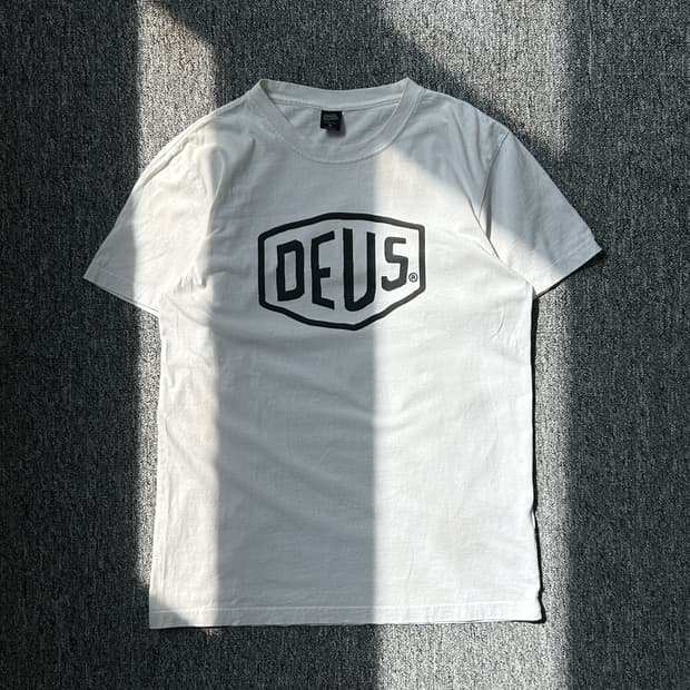 데우스 엑스마키나 쉴드 화이트 반팔티