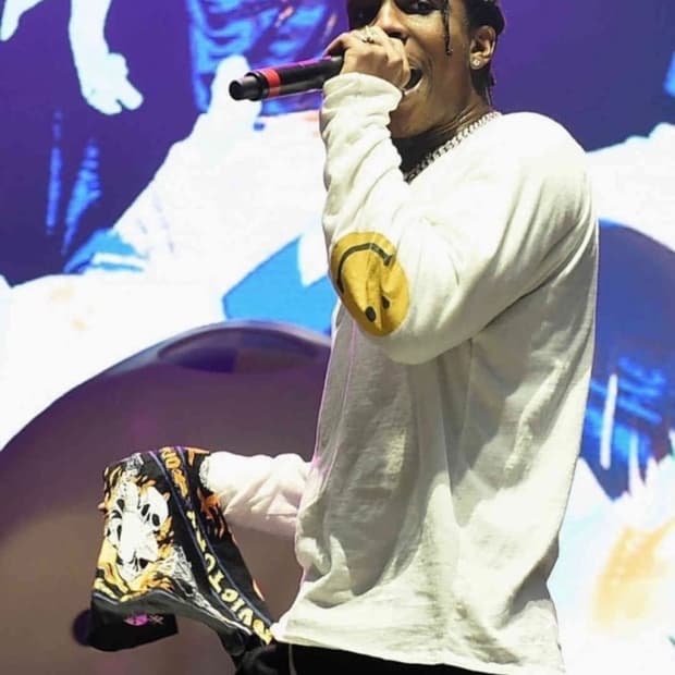 캐피탈 스마일 롱슬리브