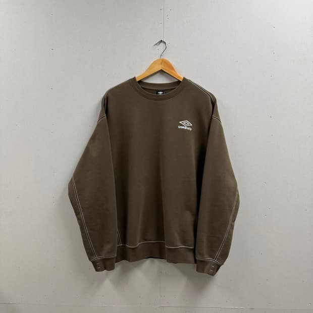 남성 100 / 엄브로 타슬란 맨투맨 25년 신형 브라운