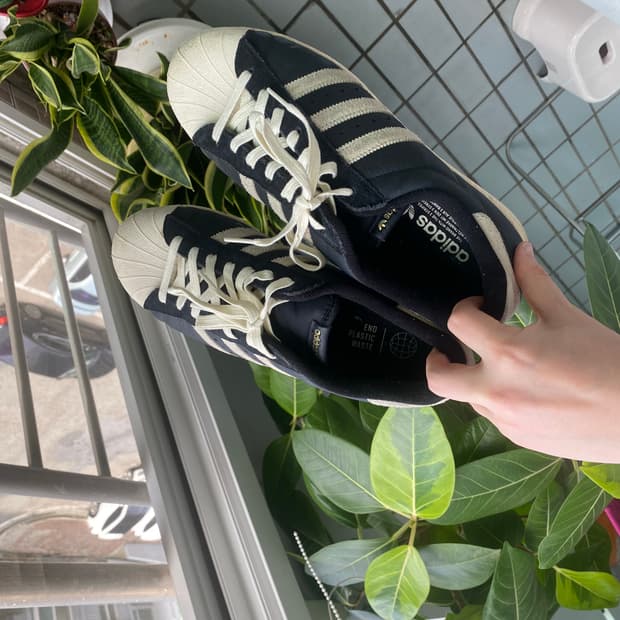 아디다스 슈퍼스타 82 검흰