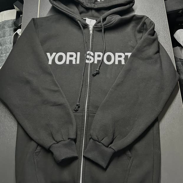 yori sport (yori sports) text hoodie