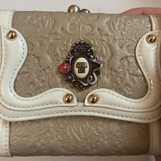 안나수이 지갑 판매합니다