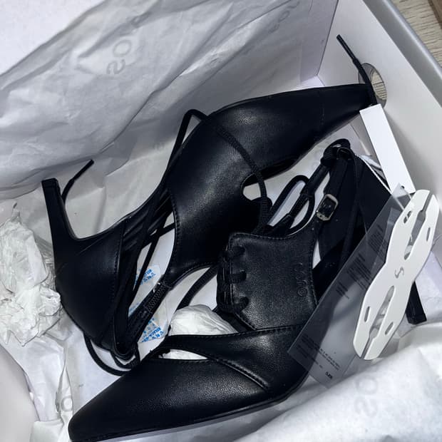 <새상품> 오호스 멀티스트랩 스틸레토 힐 블랙