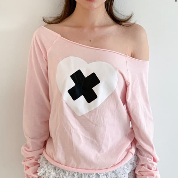 샵페어리 크로스 하트 컷 오프 티셔츠