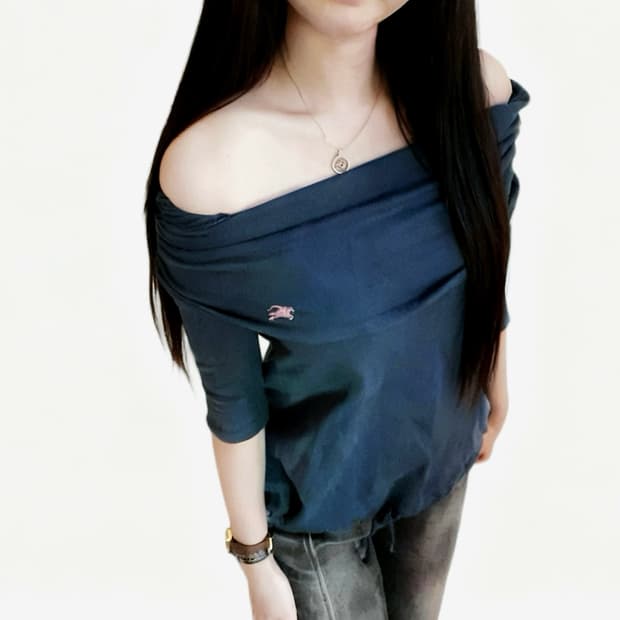 버버리 오프숄더 네이비 5부 티 분홍 로고
