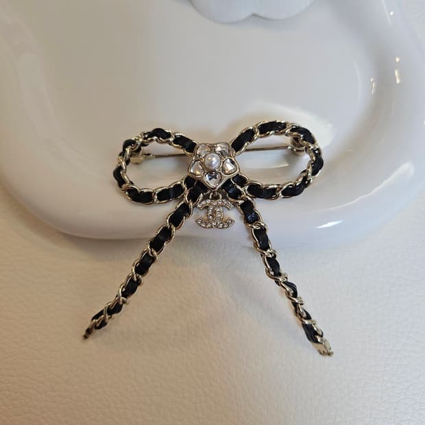 샤넬 CC 블랙 가죽 리본 브로치 업사이클링