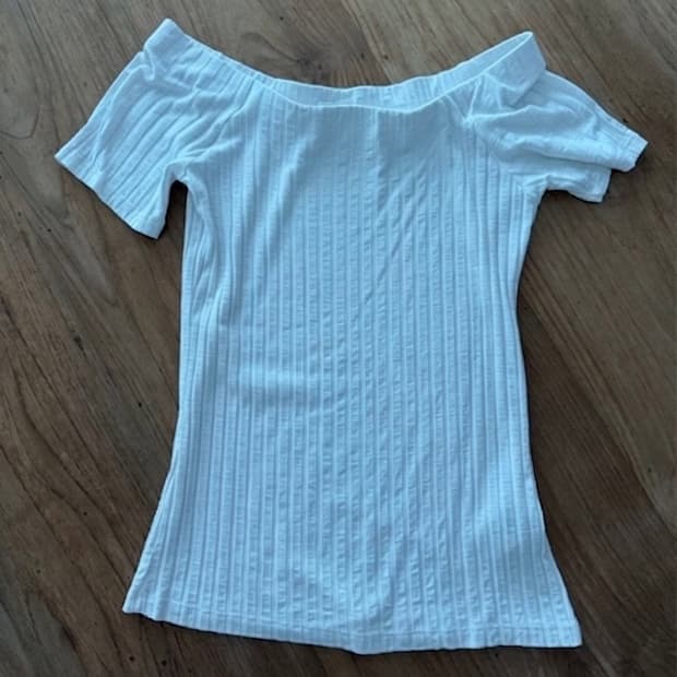 H&M 화이트 오프숄더 골지 티셔츠