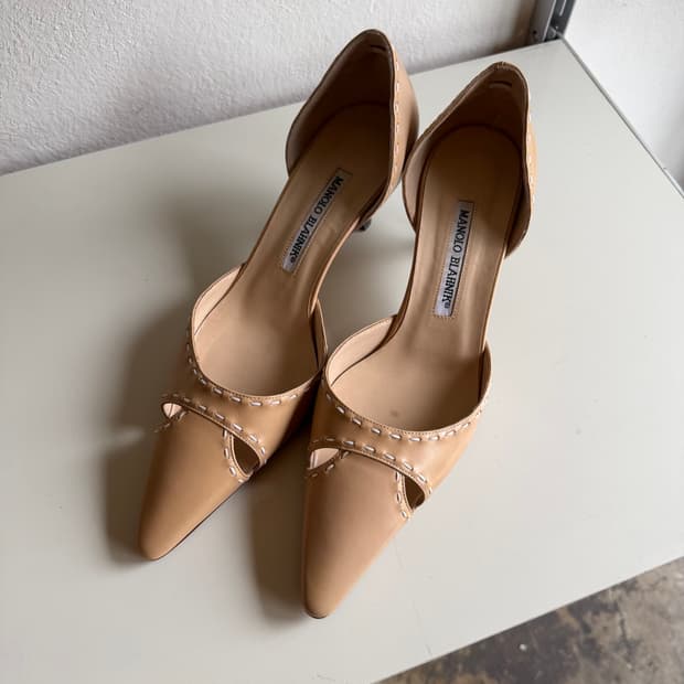 마놀로 블라닉 누디 스틸레토 컷아웃 디테일 키튼 힐