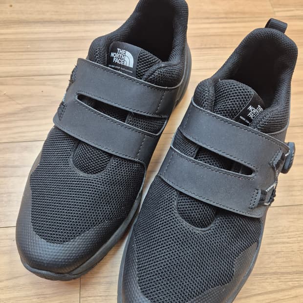 노스페이스 스피드 보아 워킹화 블랙 색상입니다. 다이얼로 끈 조절하는 워