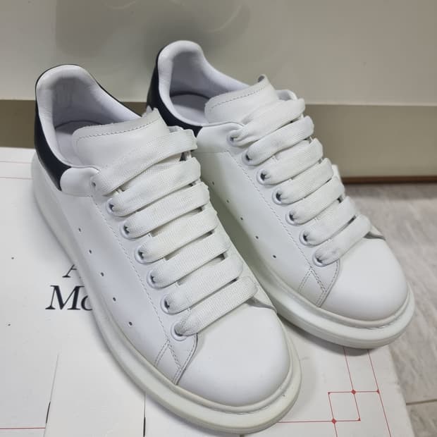 알렉산더맥퀸 오버솔 스니커즈 블랙 화이트 39사이즈
