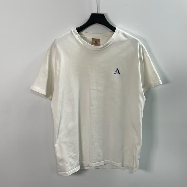 나이키 ACG 로고 화이트 반팔티 (on.1740)