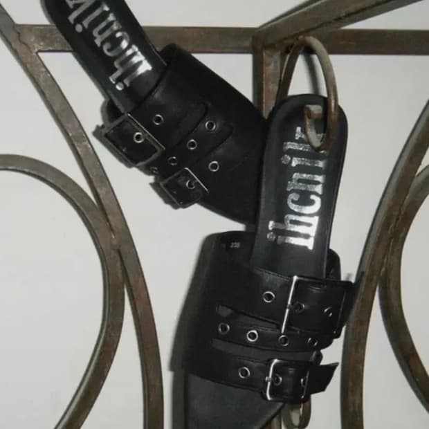 이크닉 구두 907 three belted heels / black