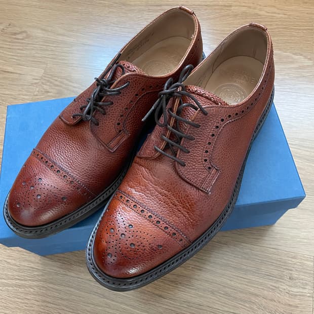 드레익스 치니 콜라보 하프브로그 더비 그레인레더 브라운