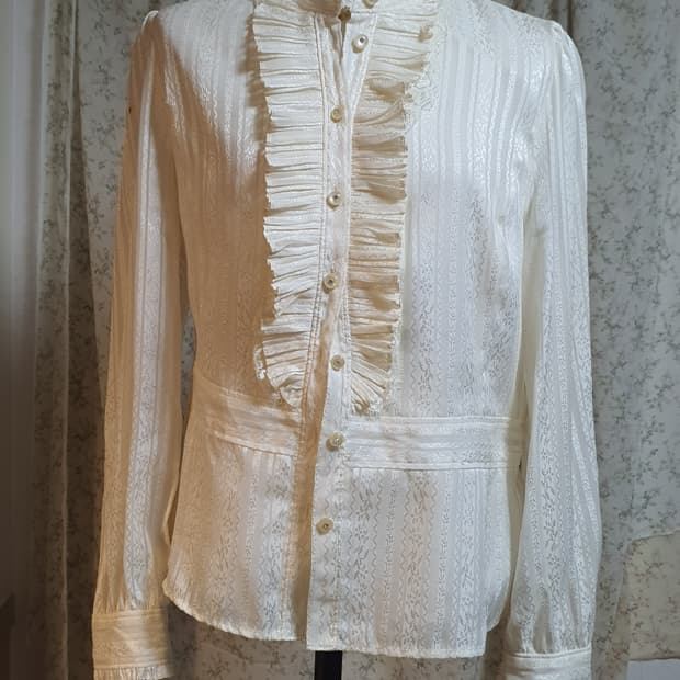 [지뢰계] 아이보리 프릴 장식 블라우스