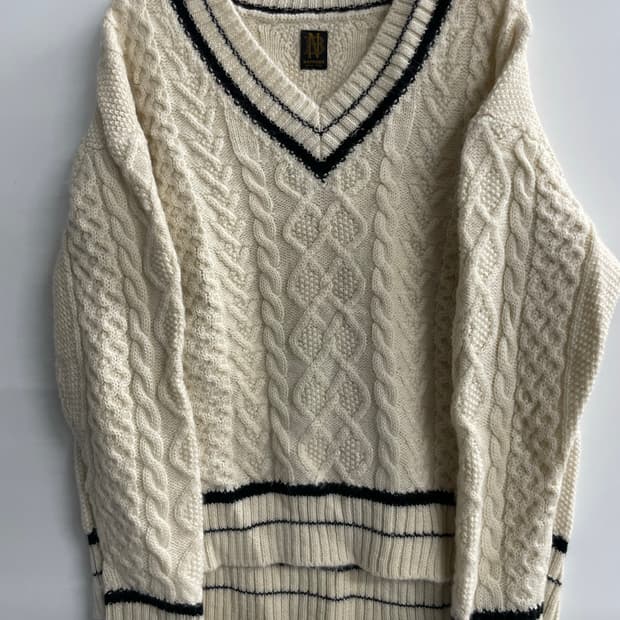 BATONER 크리켓 브이넥 케이블 니트 아이보리