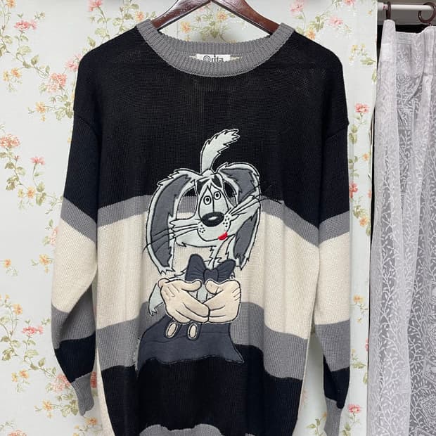 캐릭터 자수 스웨터