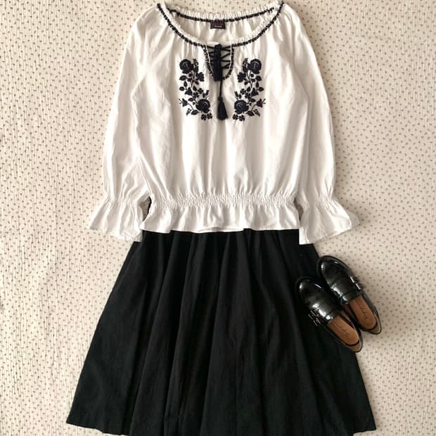 아일렛 자수 블라우스