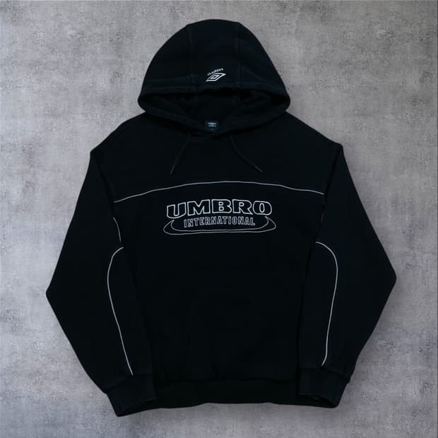 엄브로 스펠아웃 로고 블랙 후드티