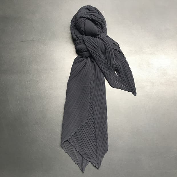 이세이 미야케 플리츠 플리즈 스카프 그레이