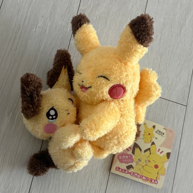 전기 모으는 게 서투른 피츄를 안아주는 피카츄 인형 (정상작동!!)