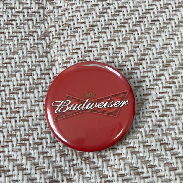 버드와이저 버튼 벳지