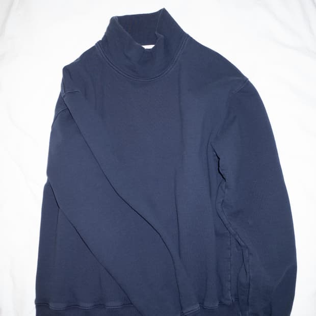 도큐먼트 모크넥 스웻셔츠