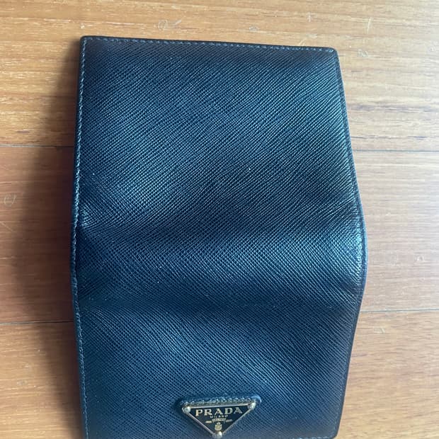 프라다 사피아노 레더 트라이앵글 로고 반지갑 블랙 골드