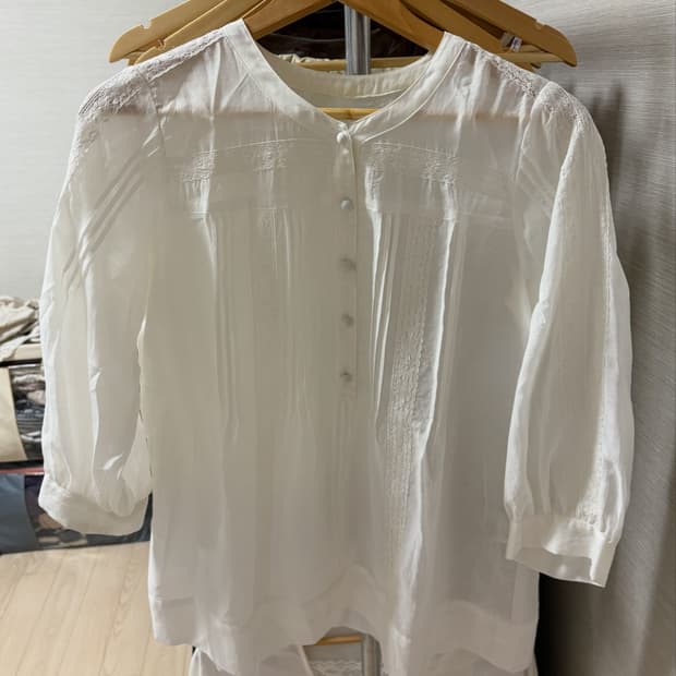 레이스 콩단추 화이트블라우스