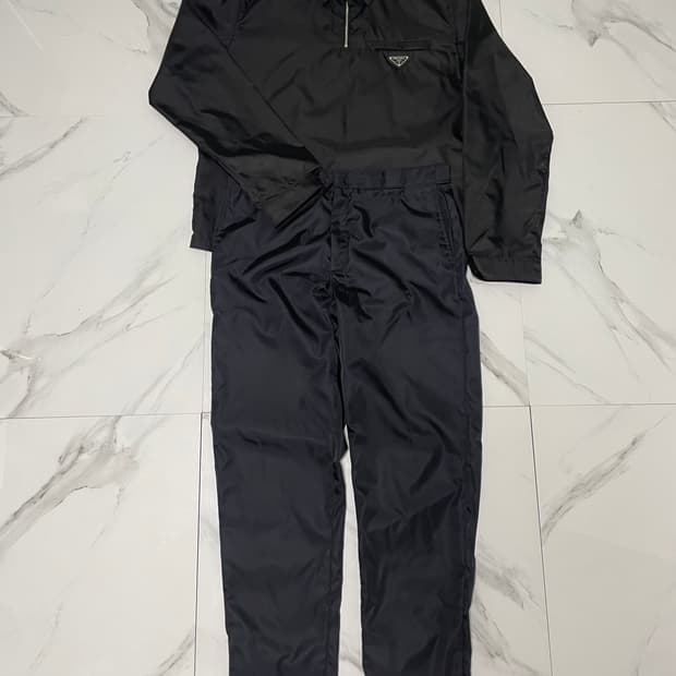 프라다 리나일론 트라이앵글 로고 셋업 50/48