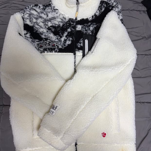 데상트 플리스 재킷 입니다