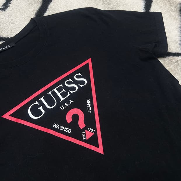 [L]게스 삼각로고 반팔/블랙