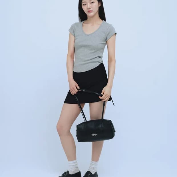 큐리티 C 컬리 로고 스퀘어백 블랙