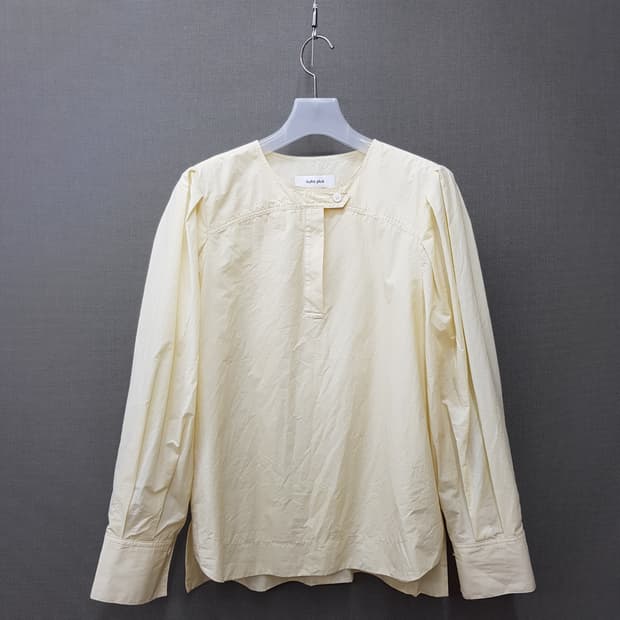 구호플러스 라운드넥 버튼 포인트 블라우스 M사이즈