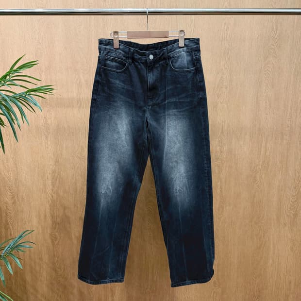 솔리드옴므 워싱 데님 팬츠 실버 로고 패치 디테일 벌룬 루즈핏 흑청