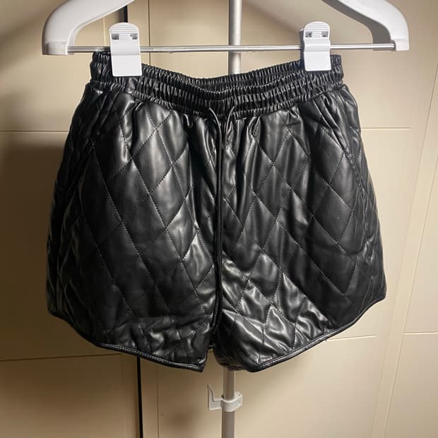 블랙 퀼팅 레더 반바지