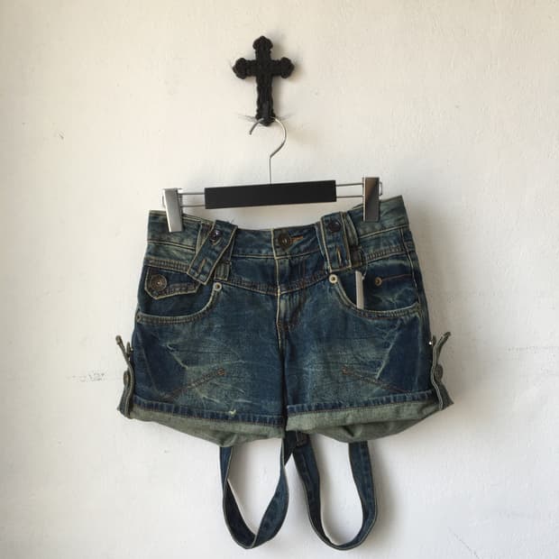 Suspender point denim short