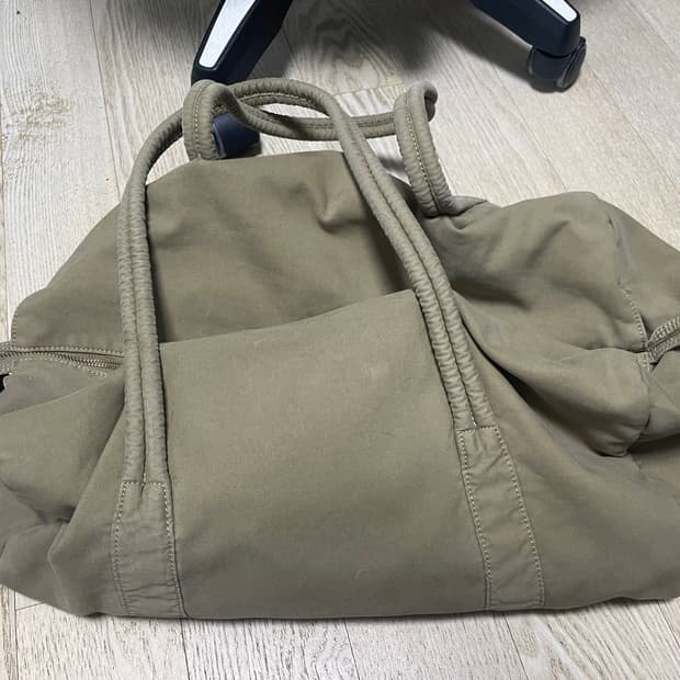 L) ee garment duffle bag