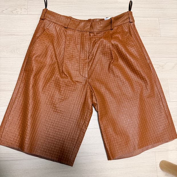 COS 아틀리에 가죽 반바지