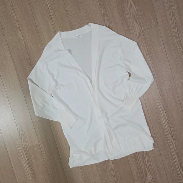 뷰티앤유스 화이트 버튼 리스 롱 카디건