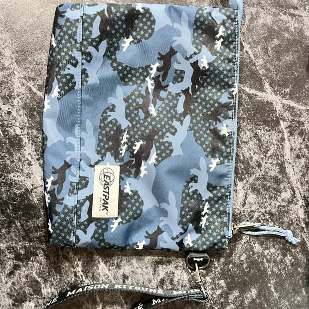 EASTPAK 메종키츠네 콜라보 클러치백