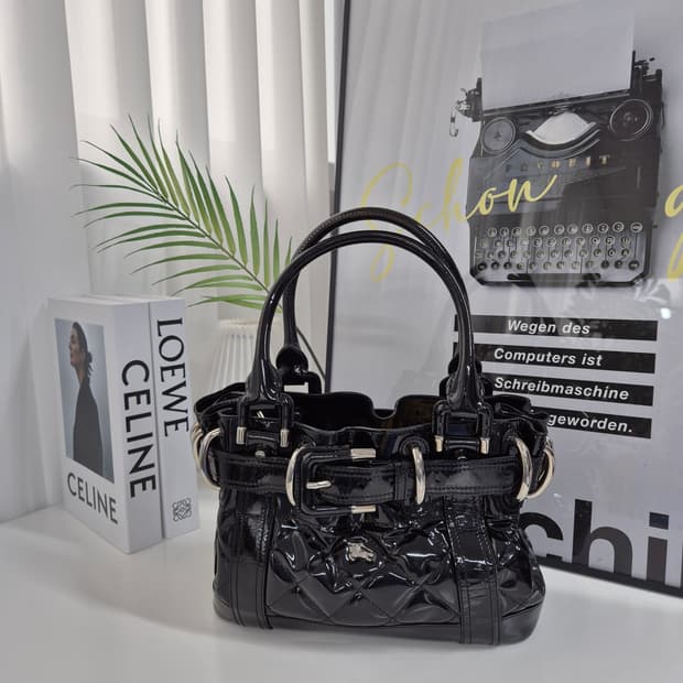 버버리 페이던트 토트백