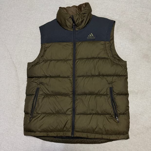 아디다스 카키 패딩 조끼