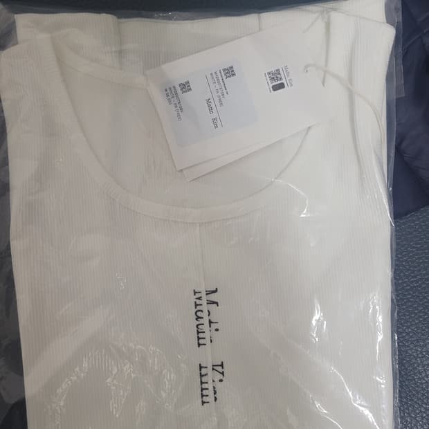  마뗑킴 핀턱 슬리브리스 탑 화이트