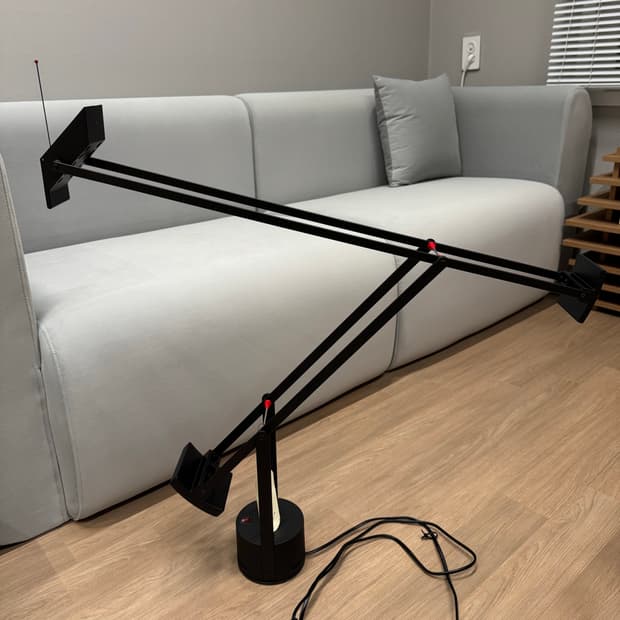 아르떼미데 티지오 50 단스탠드 테이블조명 블랙