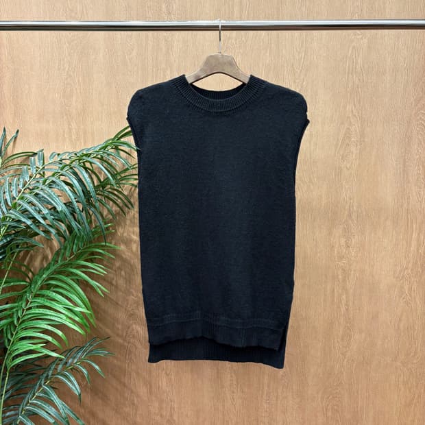 빔즈 하트 라운드넥 민소매 니트 베스트 골지 마감 디테일 블랙