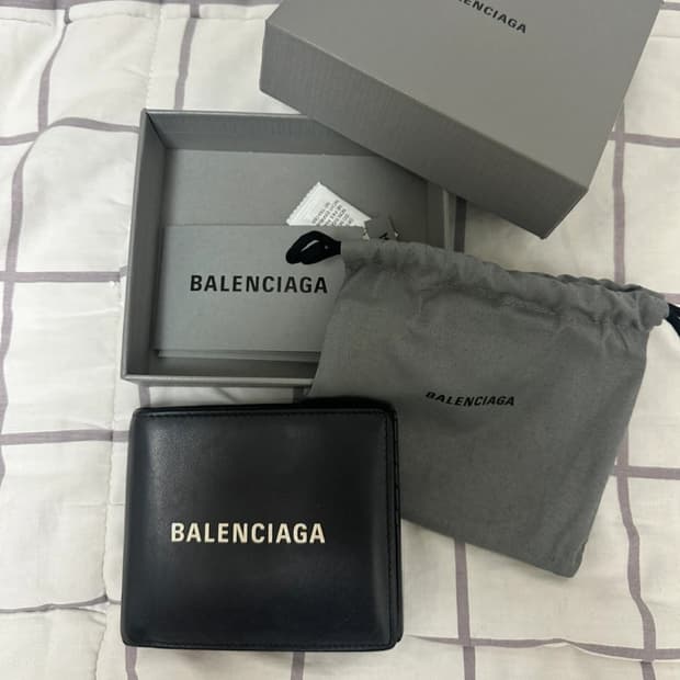 발렌시아가 반지갑 