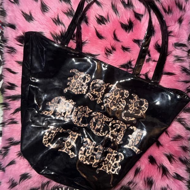 베이비메탈클럽 레오파드 로고 에나멜 백 블랙