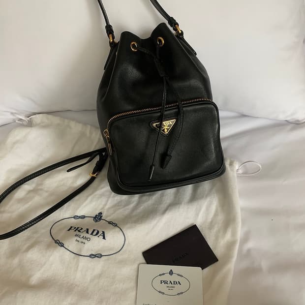 프라다 레더 버킷백