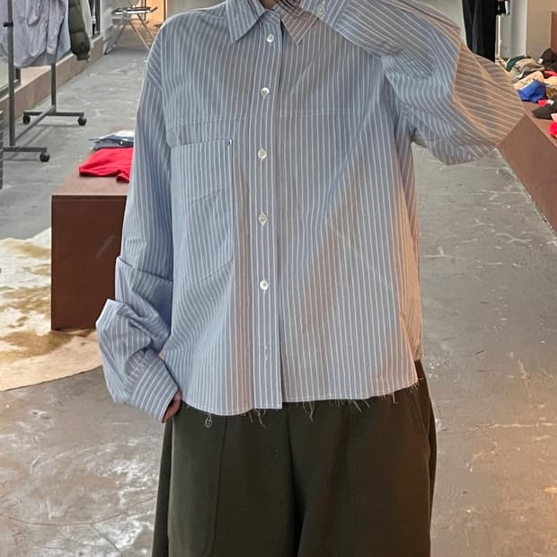 알렌느 스트라이프 크롭 셔츠 H2599